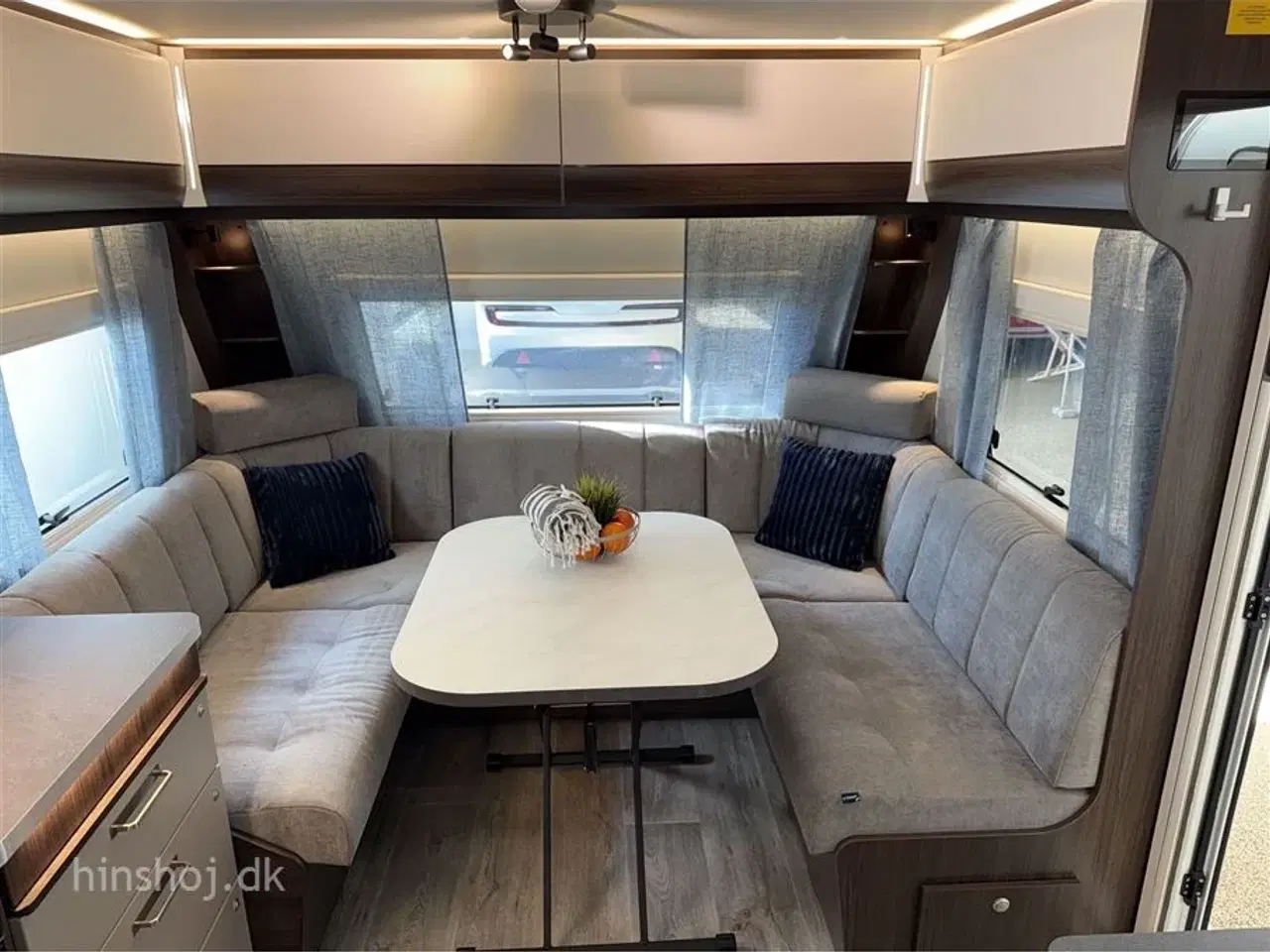 Billede 3 - 2026 - Polar Blueline 560 FD   Polar Blueline med fransk dobbeltseng og rundsiddegruppe fra Hinshøj Caravan