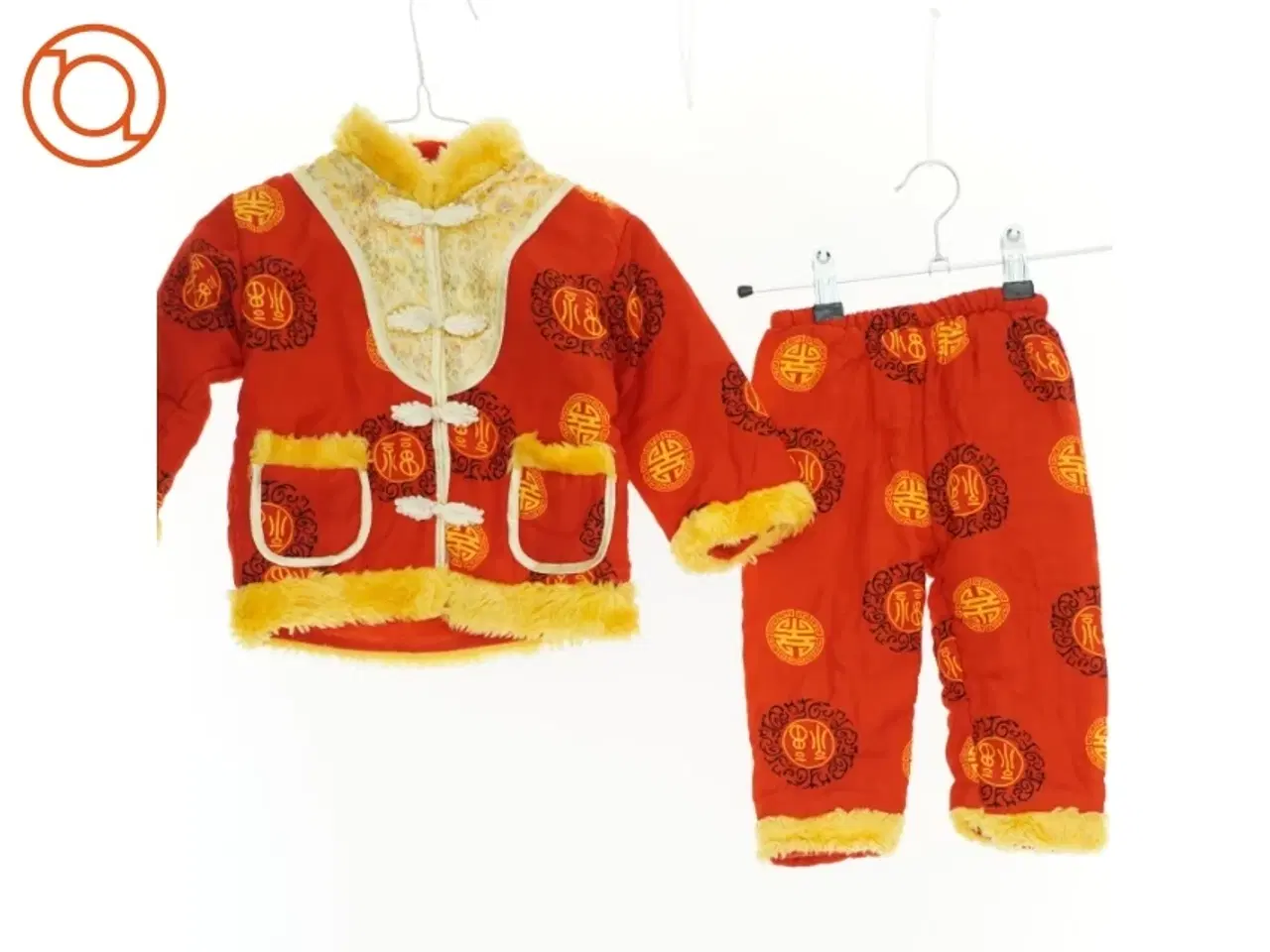 Billede 1 - Tøjsæt i kinesisk stil, rødt med gyldne detaljer (str. 80)