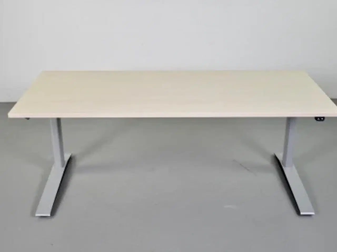 Billede 1 - Hæve-/sænkebord i birk med abs kant, 180 cm.
