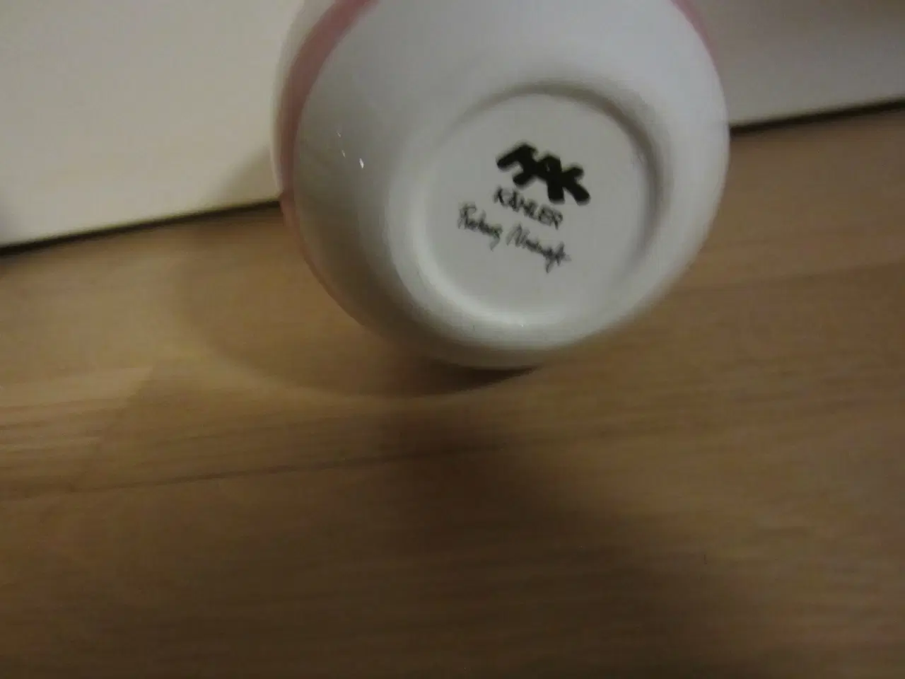 Billede 2 - Rigtig fin rød/hvid vase fra Kahler ca 14cm i højd