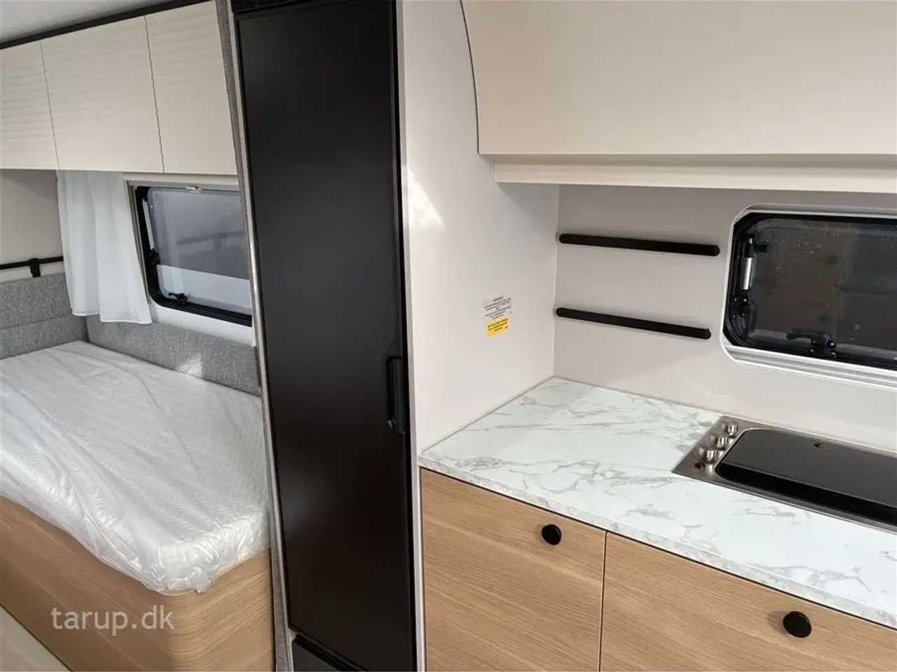 Billede 12 - 2026 - Adria Adora 663 UT Alde   ALDE centralvarme, elektrisk gulvvarme, frontkøkken, rundsiddegruppe, SmartBox gaskasse opbevaring, stort køleskab, enkeltsenge