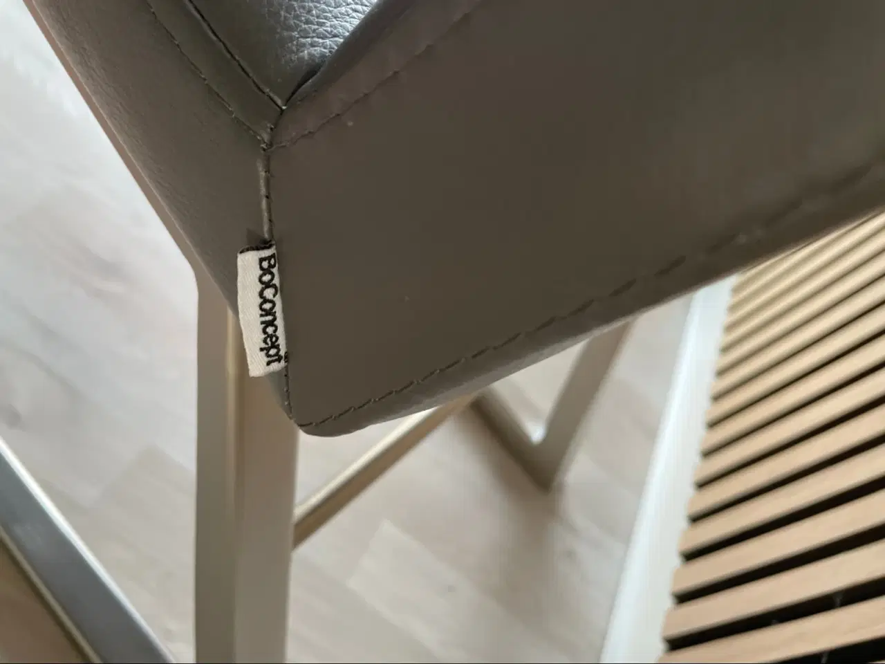 Billede 4 - 6 læder spisebord stole. 