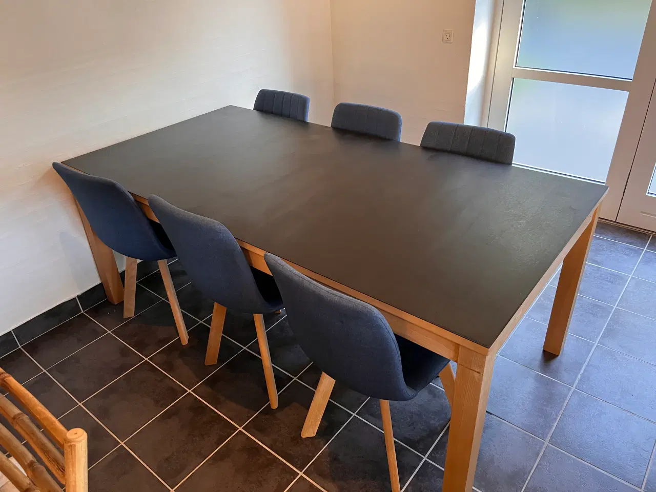 Billede 2 - Spisebord i bøg med linoleumstop