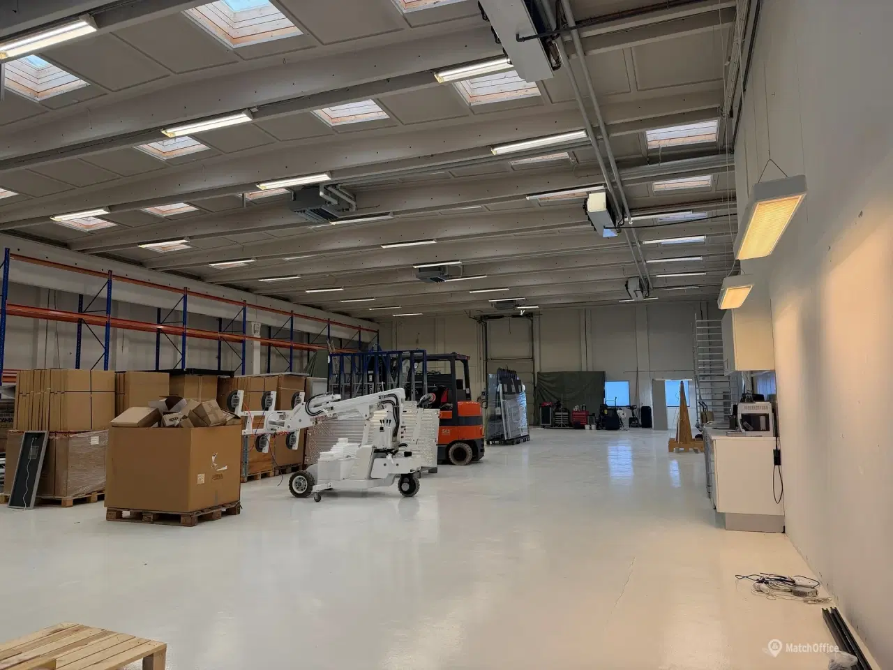 Billede 1 - 813 m² højloftet lagerhal med mulighed for kontor fra 297—1.280 m²