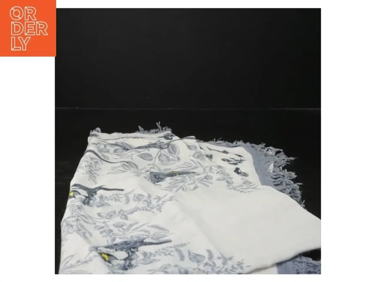 Billede 2 - Tørklæde med fuglemotiv (str. 86x82 cm)