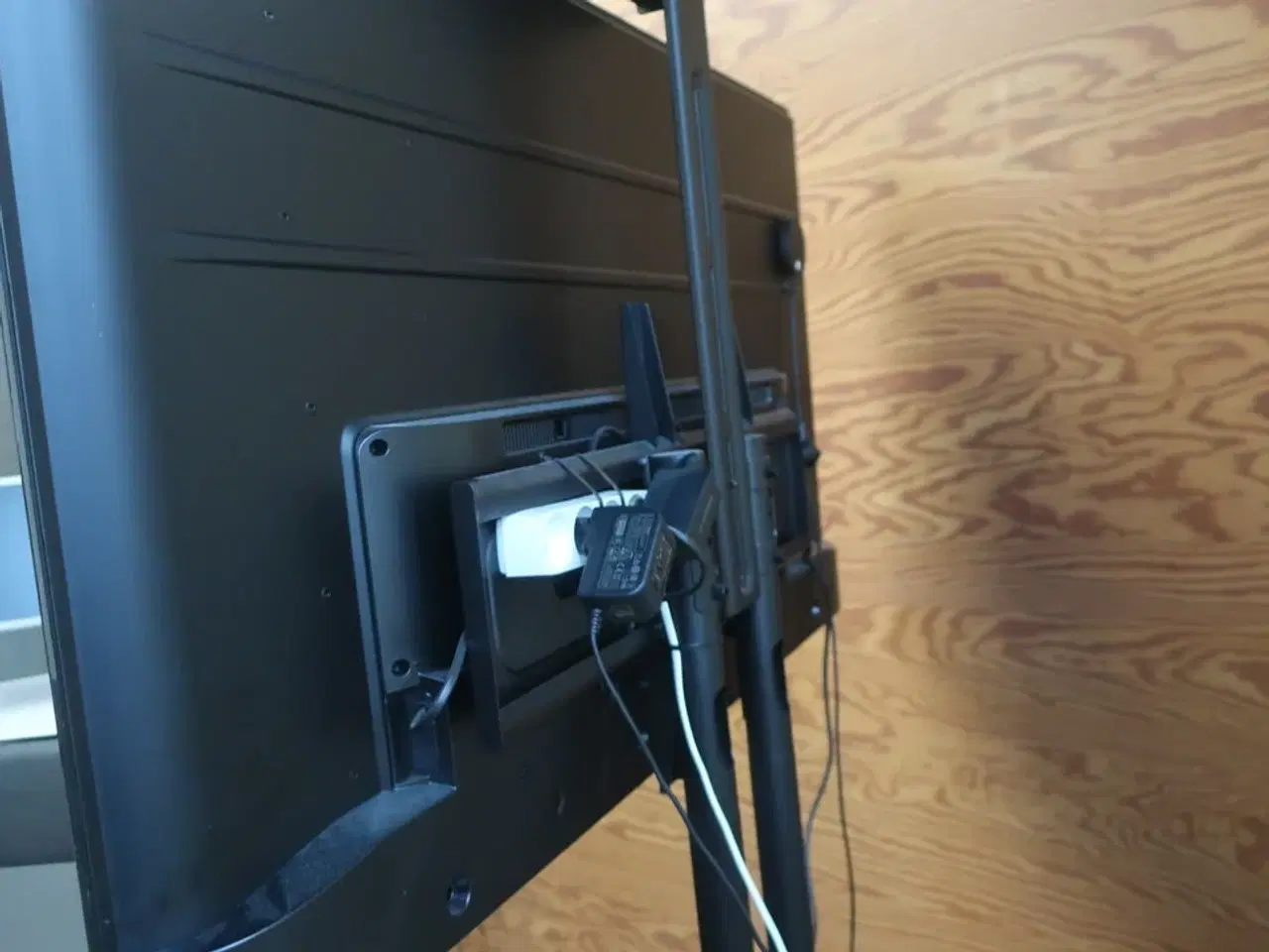 Billede 7 - Fladskærm FINLUX inkl. stativ