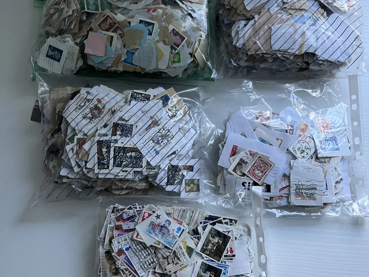 Billede 1 - Tusindvis af Danske og Engelske frimærker 