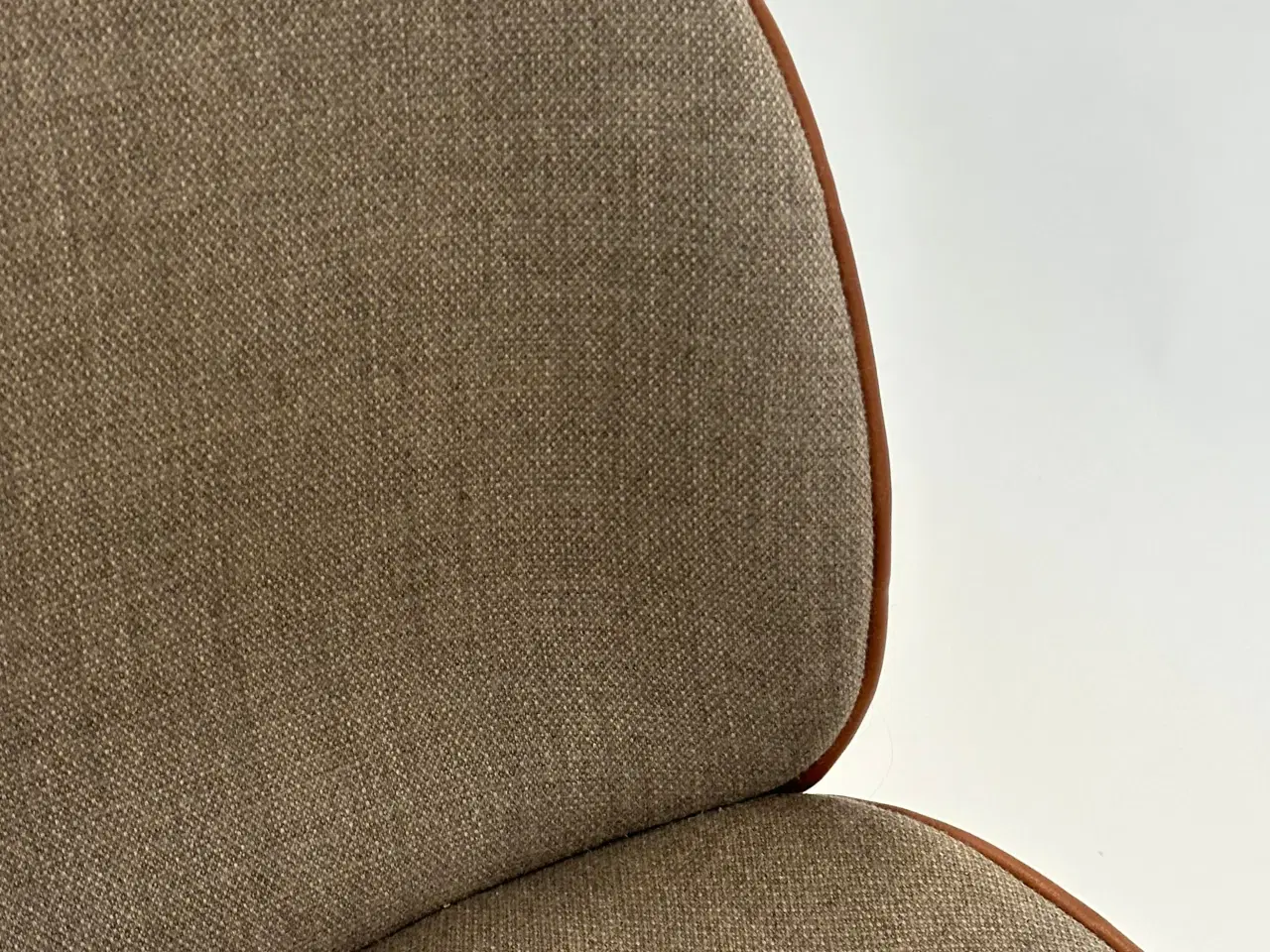 Billede 8 - GUBI | Beetle Meeting Chair (m. brun kant)