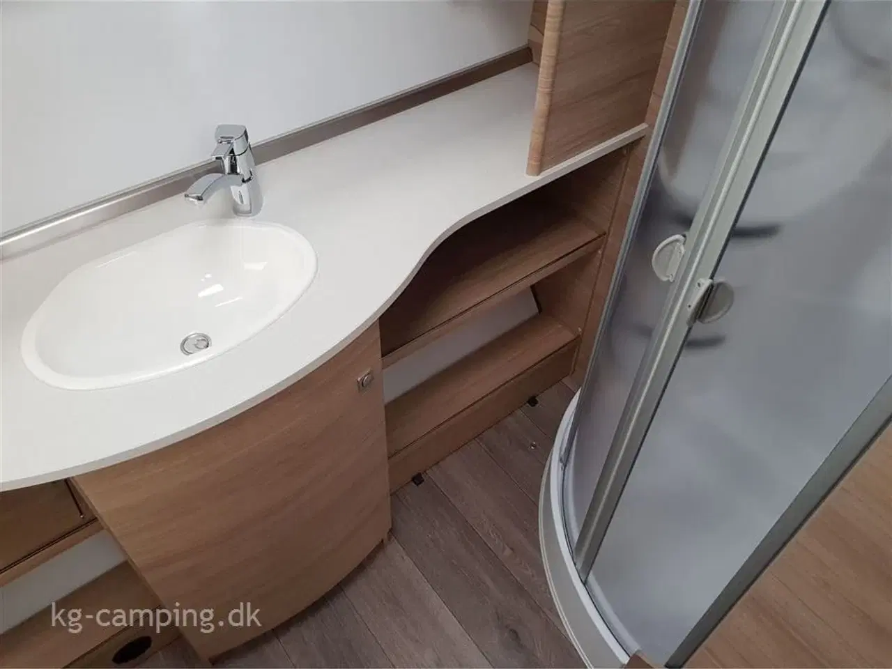 Billede 11 - 2024 - Fendt Bianco Activ 515 SGD   2024 model Enkeltsenge med udtræk samt stort endebadeværelse Kan opvejes til 1.800 kg.