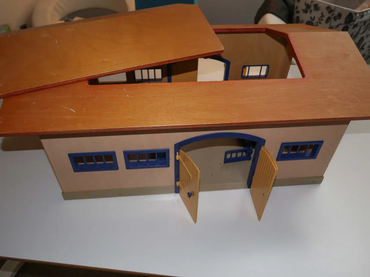 Billede 2 - Udgået Schleich stald (nr. 40165) brunlakeret tag