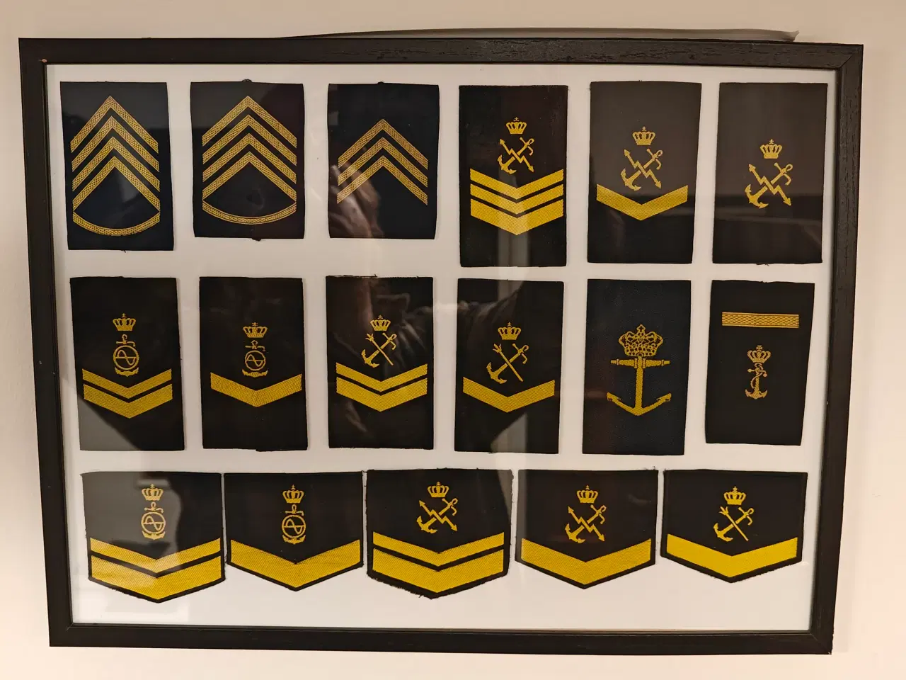 Billede 1 - Billederamme med Danske militær distinktioner