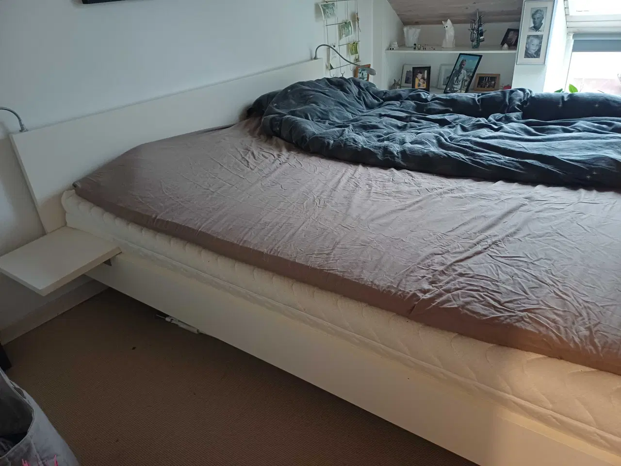 Billede 2 - Elevationsseng m 2 stk sengebord