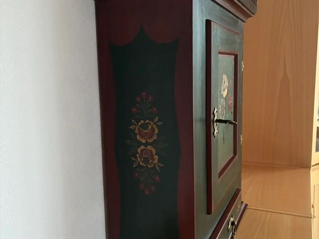 Billede 4 - Nydeligt ældre tobaksskab