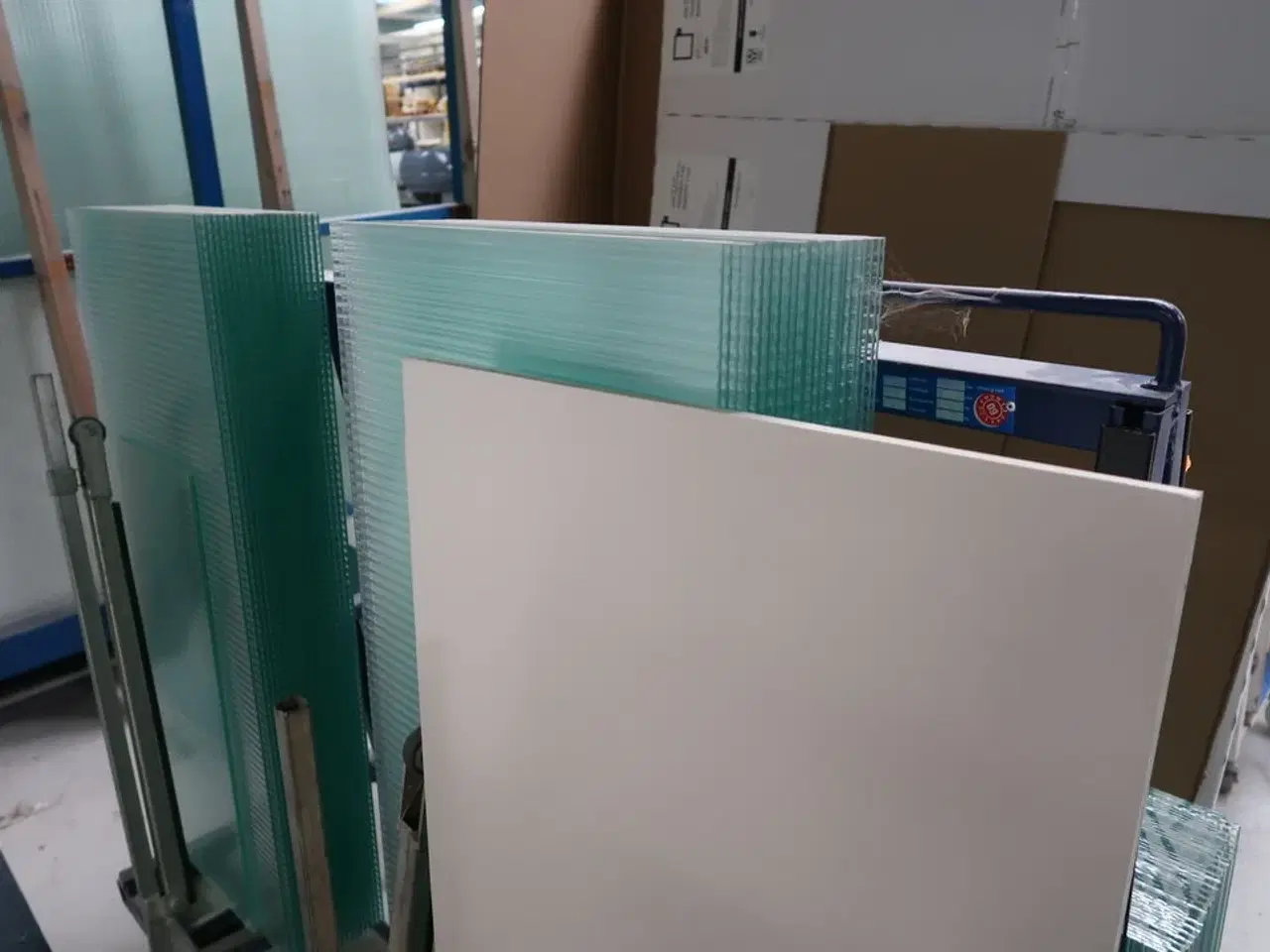 Billede 7 - 3 stk. opbevaringsstativer med div. Glas