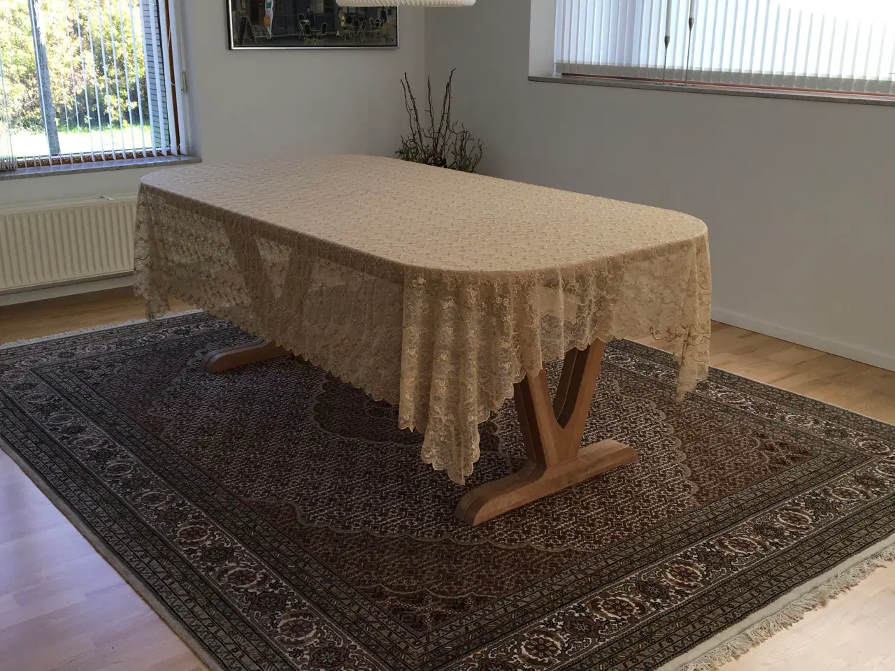 Billede 1 - Fransk håndsyet dug i broderi anglaise med bølgeka