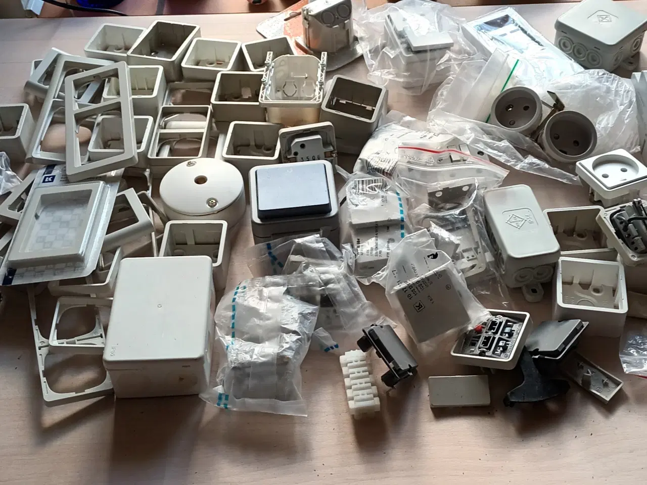 Billede 2 - Diverse stikkontakter med tilbehør m.m.