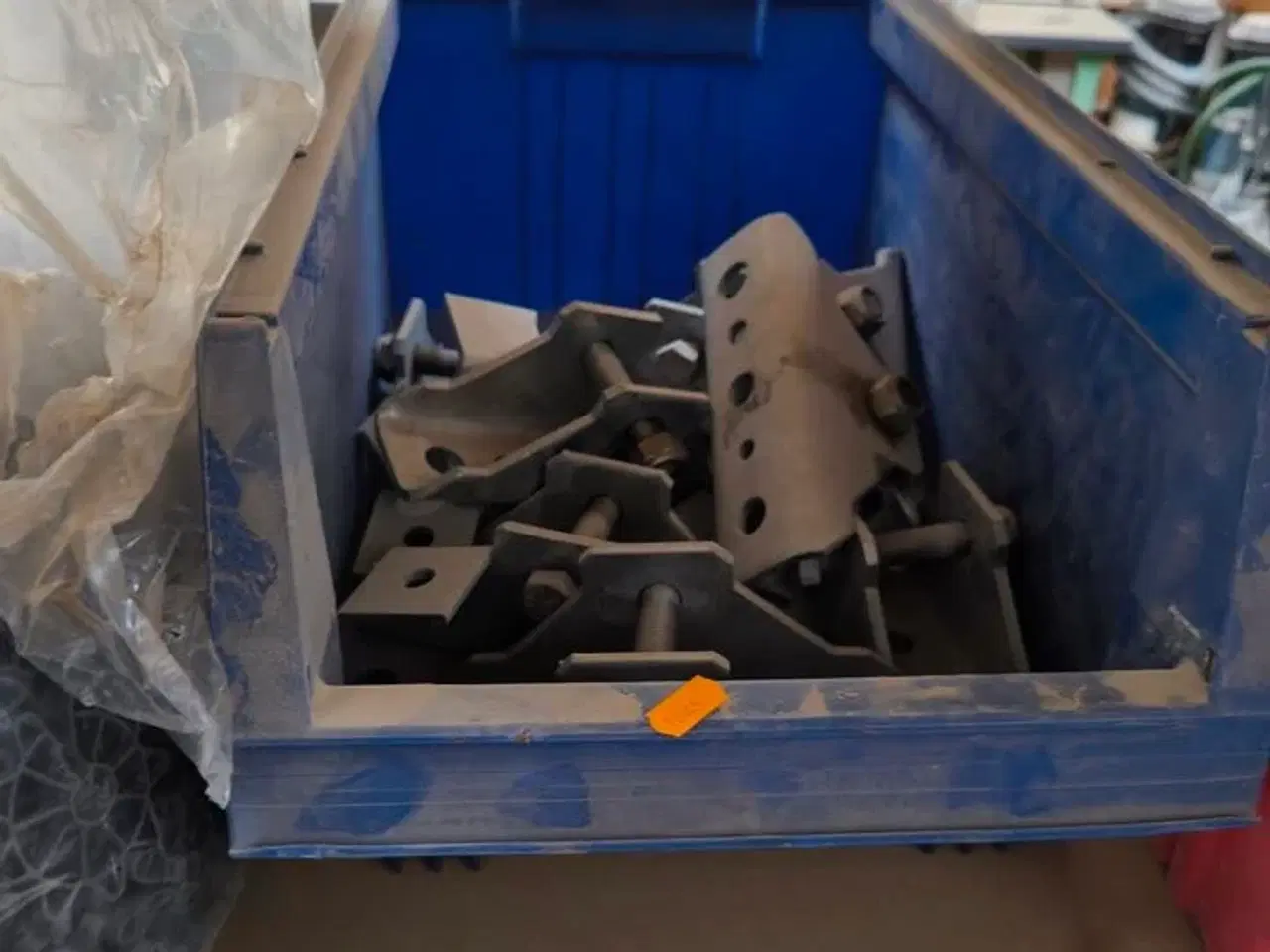 Billede 4 - Indhold på reol (venstre fag)