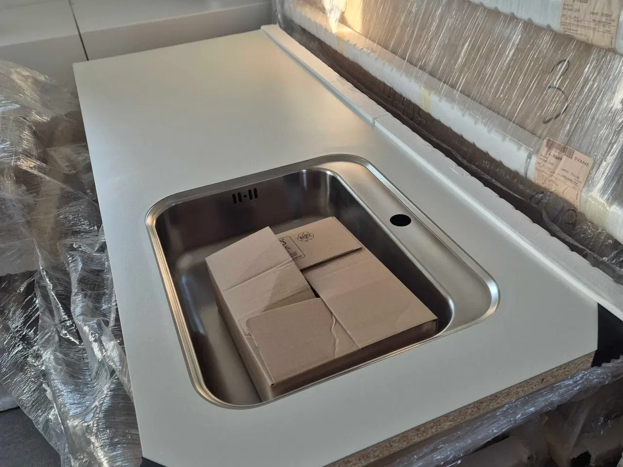 Billede 2 - Helt nye bordplader med ned limet vask fra Svane k