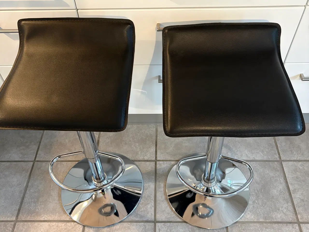 Billede 2 - Barstole med sort betræk. Ingen skrammer. 2 stk.