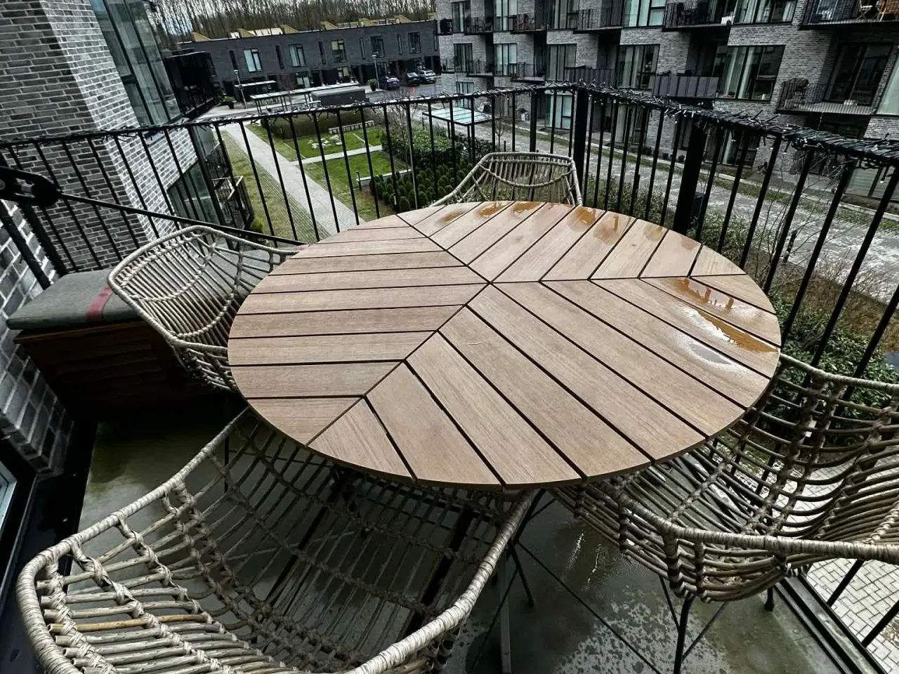 Billede 1 - Rund havebordssæt med træbord og fletstole til alt