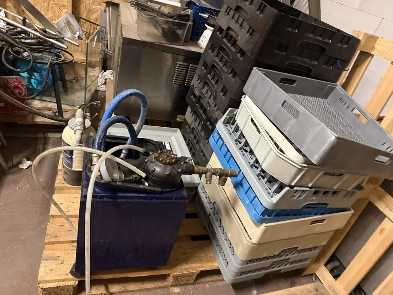 Billede 2 - BWT saltfilter + flaskefilter. Ca. 20 opvaskebakker forskellig slags. (MOMSFRI)