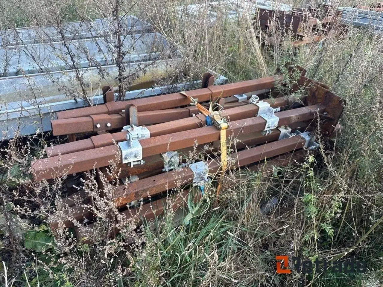 Billede 5 - - - - Stal inventar 22 stk holder til 28 køre hegn 7 stk Rør 20 a 3 meterRør 12 a 4 meter Spand med låse jernMed 2 stk låger