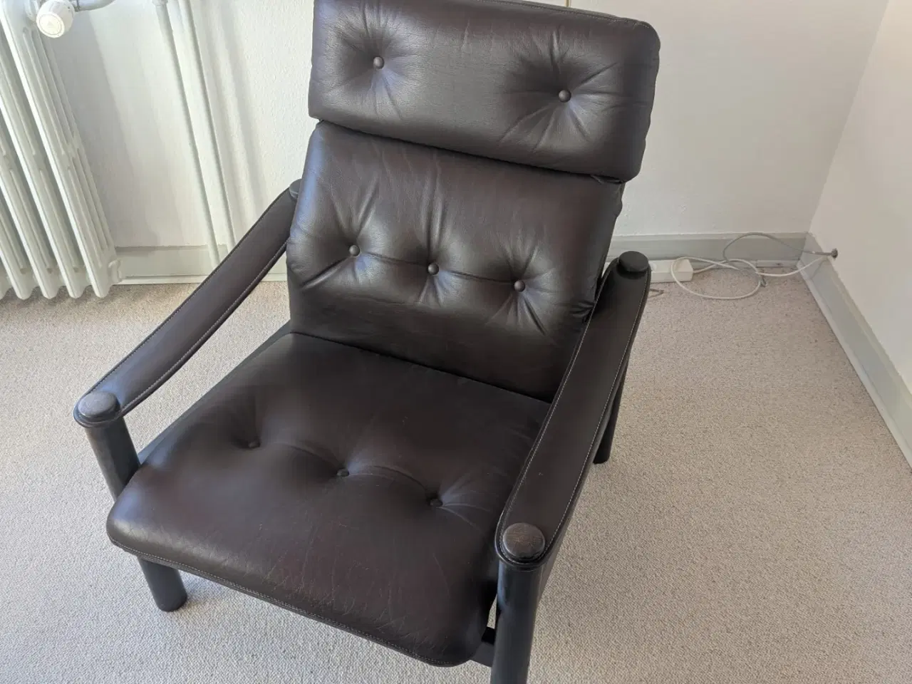 Billede 2 - Rundt bord og 4 læderstole sælges.