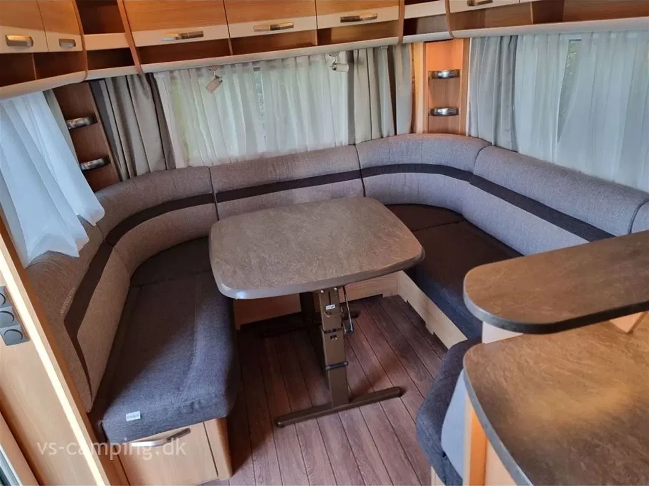 Billede 6 - 2018 - Knaus Südwind Silver Selection 590 FUS   RUMMELIG CAMPINGVOGN MED STORT KØKKEN &amp;amp; STOR RUNDSIDDEGRUPPE.