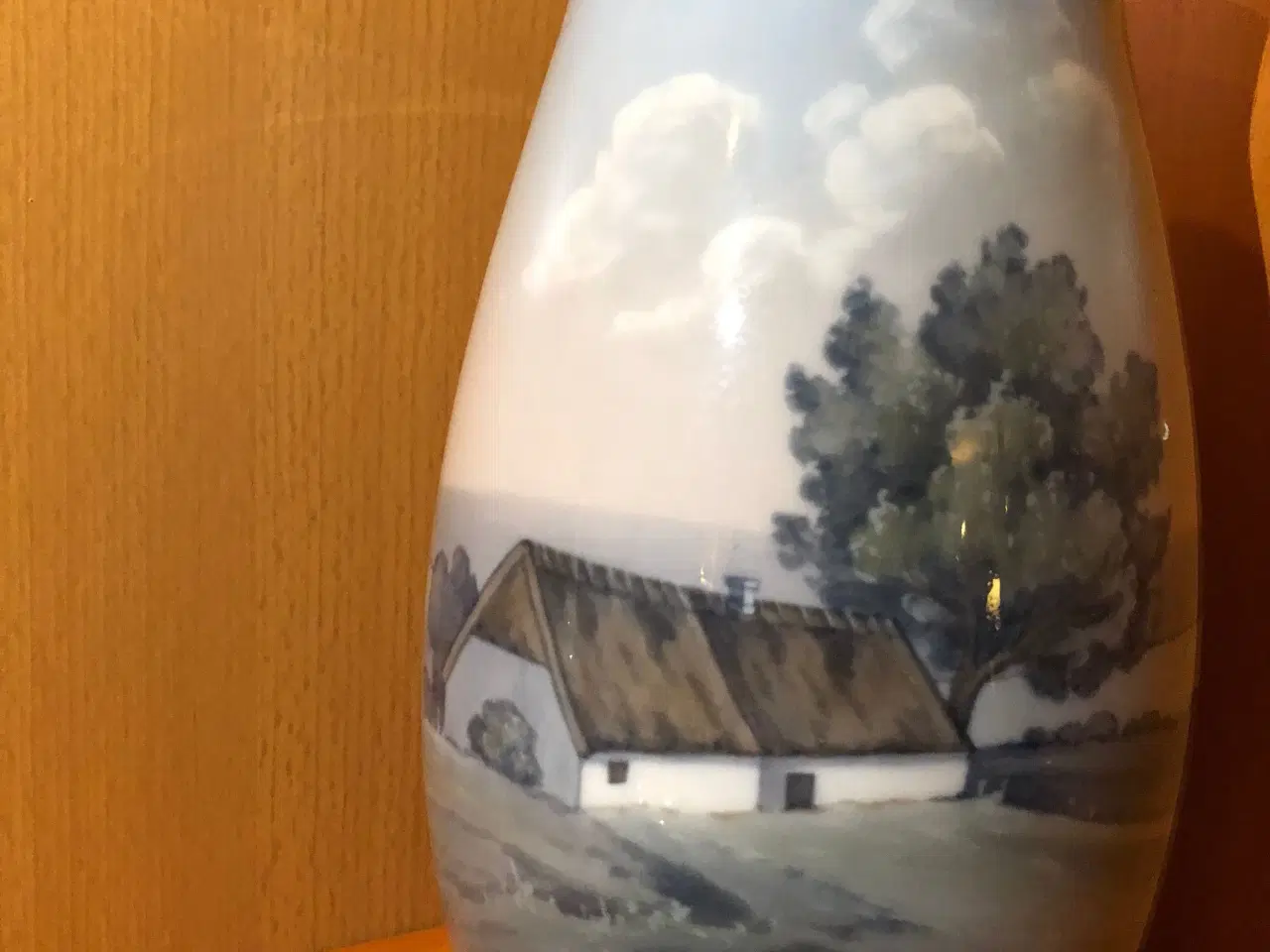 Billede 2 - Bing og Grøndahl vase med stråtagshus