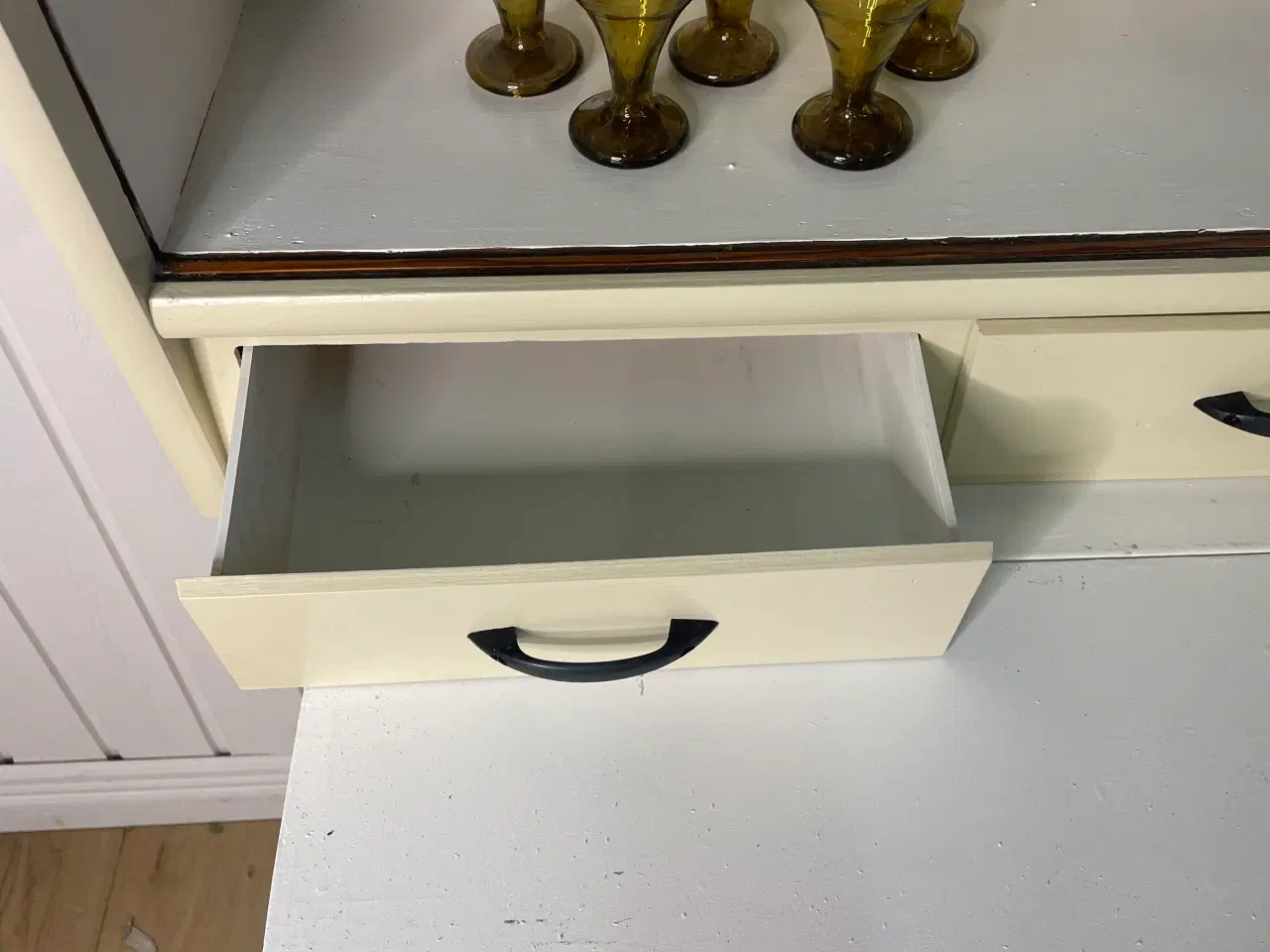 Billede 3 - Københavnerskab med gult glas