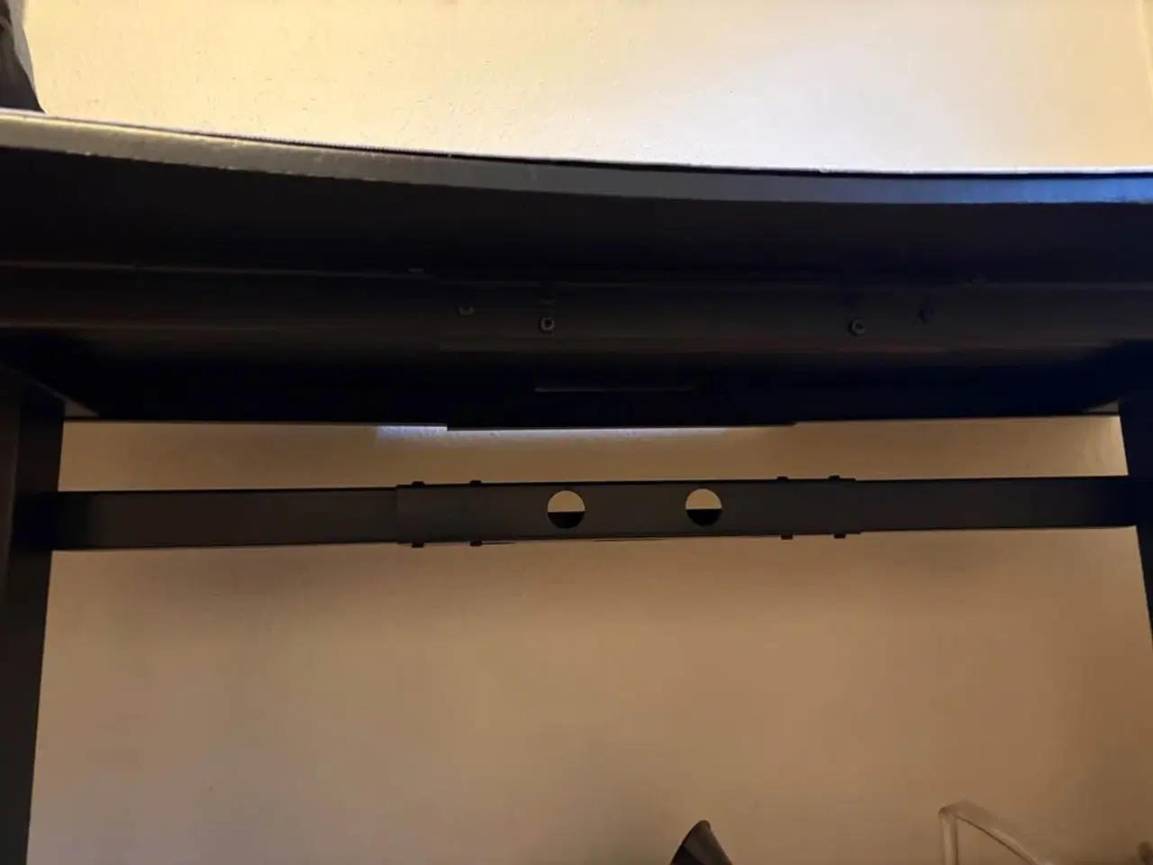 Billede 4 - Gaming skrivebord 160×80 cm – med kabelstyring