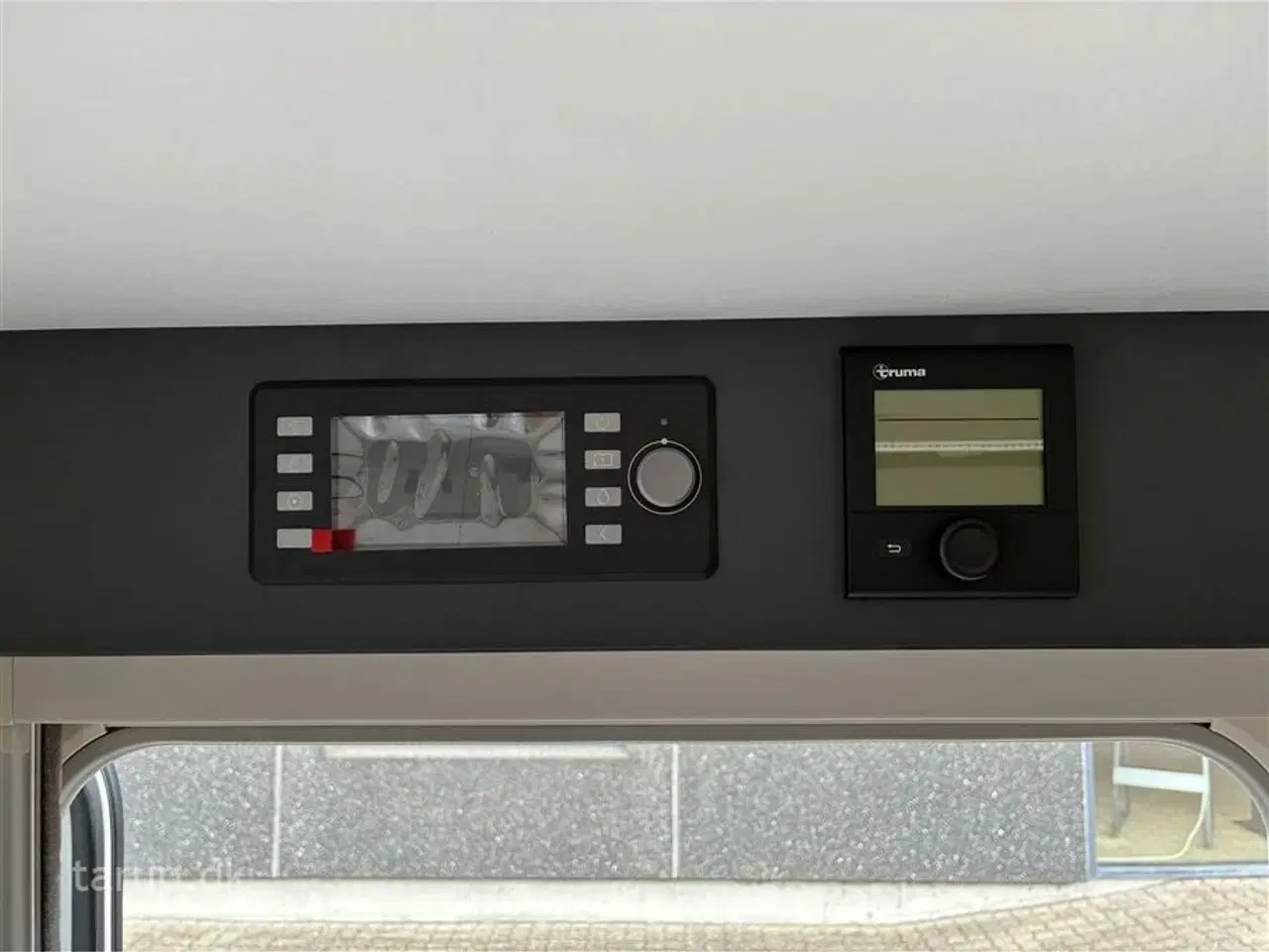 Billede 10 - 2026 - Adria Adora 522 UP   Dobbeltsengsvogn, rundsiddegruppe, el-gulv-varme, stort 142L KOMPRESSOR køleskab, TV-holder, stabilisator, Adria Smartbox, glasfibertag