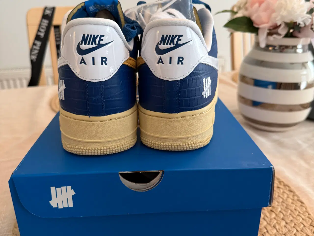 Billede 3 - Nike Air Force 1 x UNDEFEATED “Blue croc”