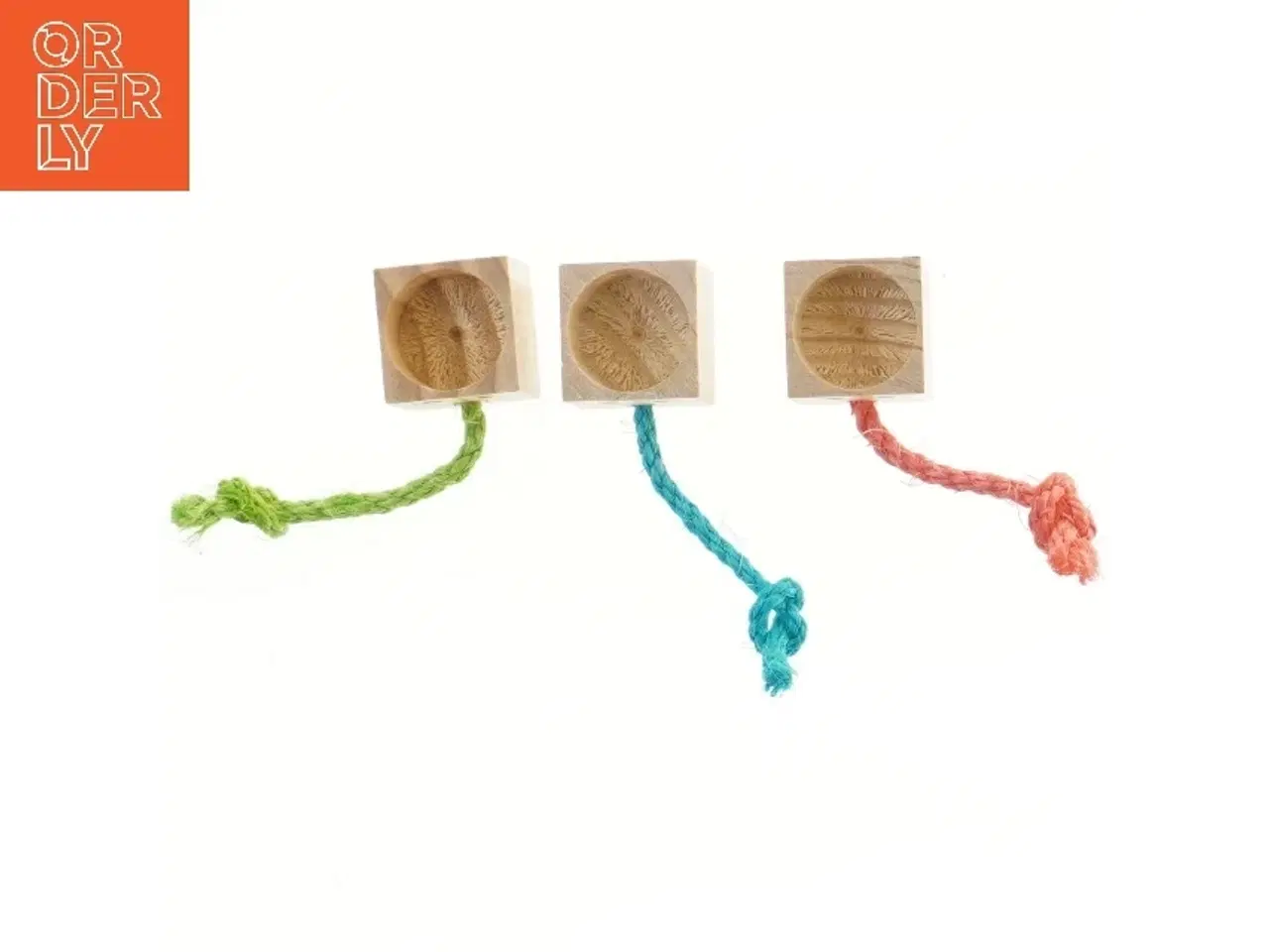 Billede 3 - Trælegetøj med farvede snore (str. 15,5x6x5,5 cm)
