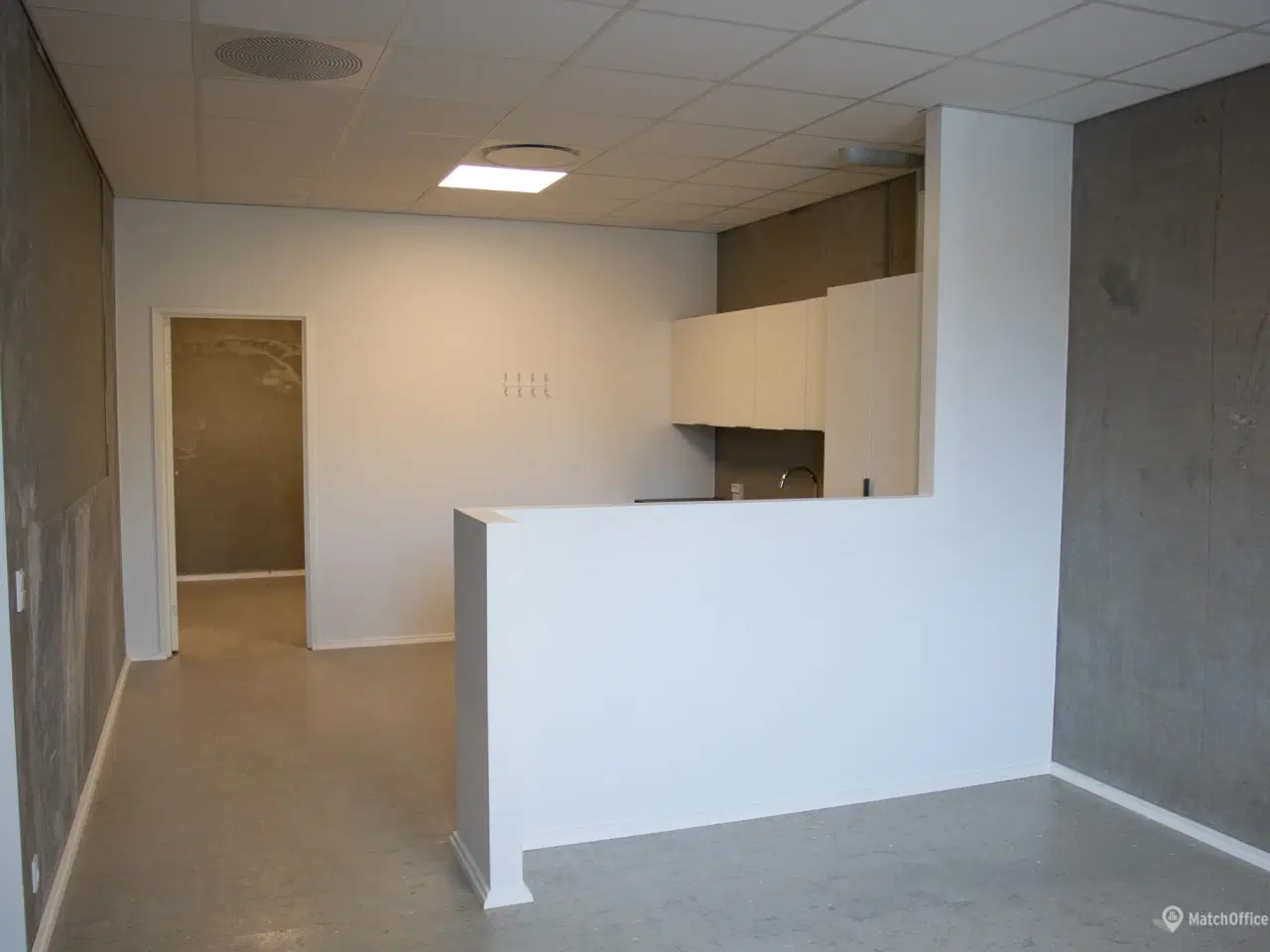 Billede 5 - Lager med egen port, lille kontor, brus og tekøkken