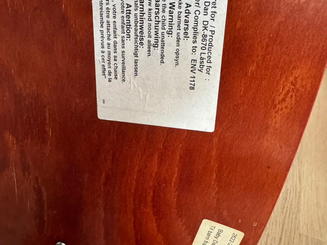 Billede 4 - Barnestol i massivt træ. Den står solidt på gulvet