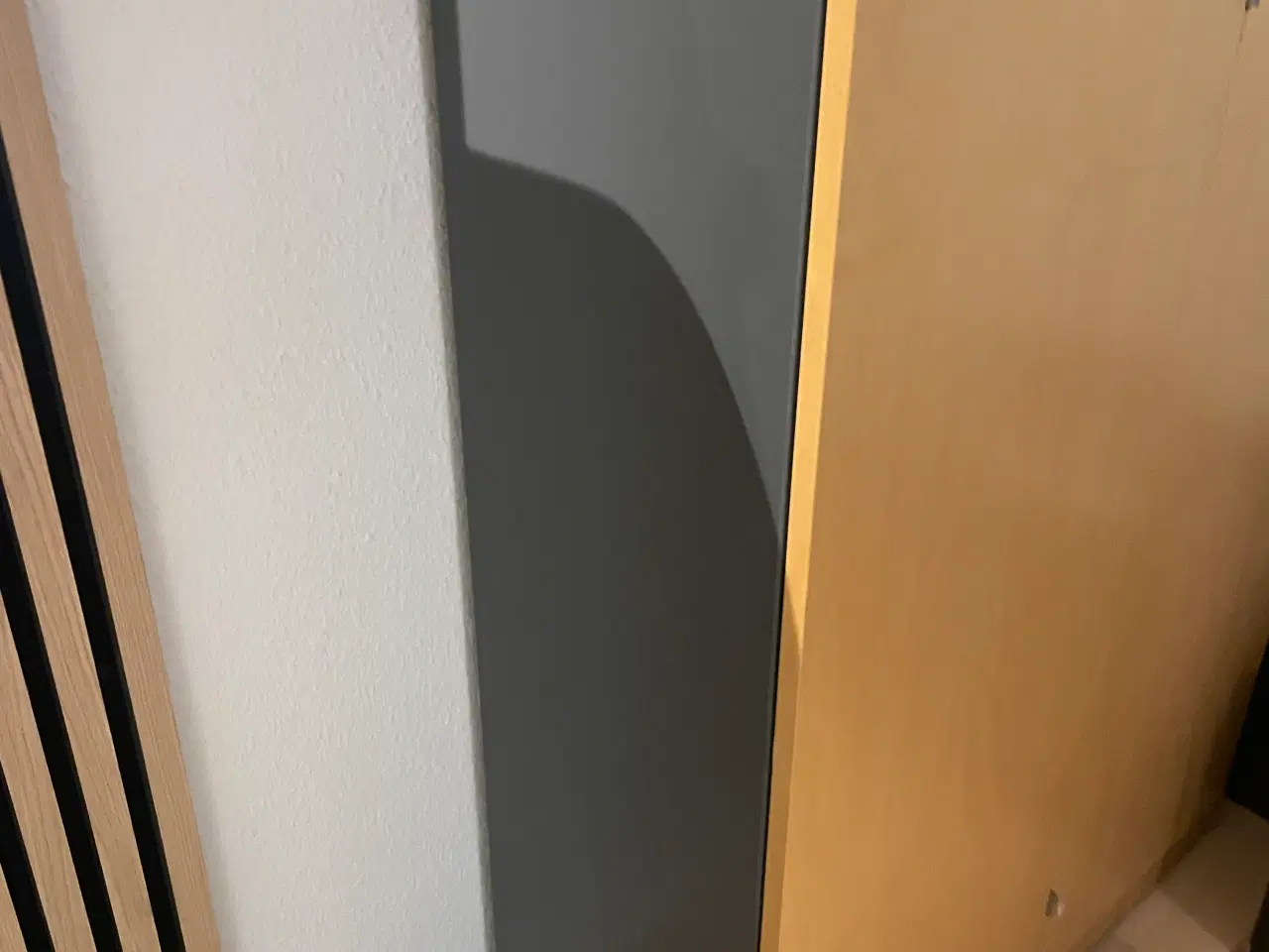 Billede 4 - Skabe/reoler i lyst træ og grå sider