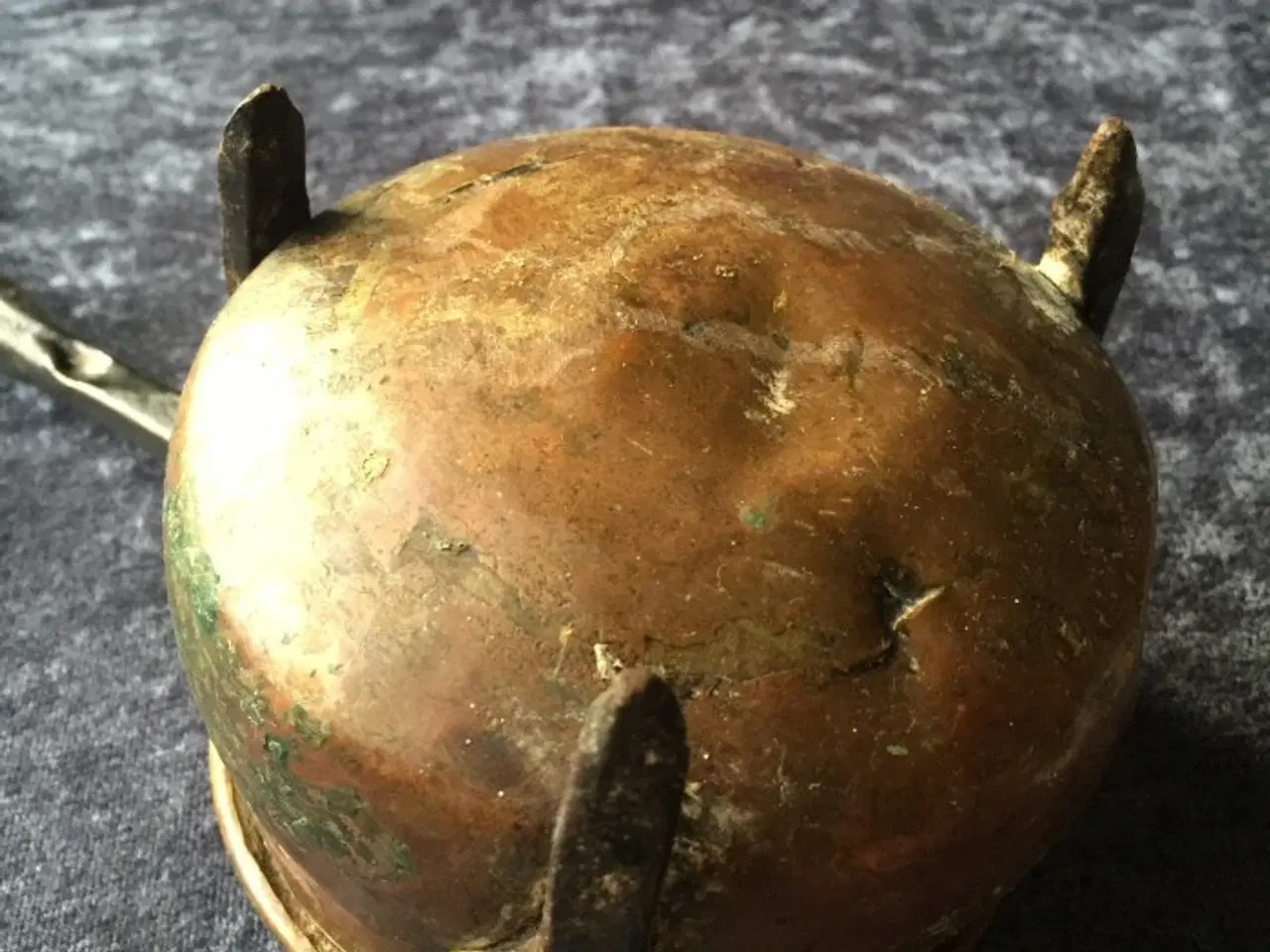 Billede 3 - Antik kobber skål med hank på tre ben