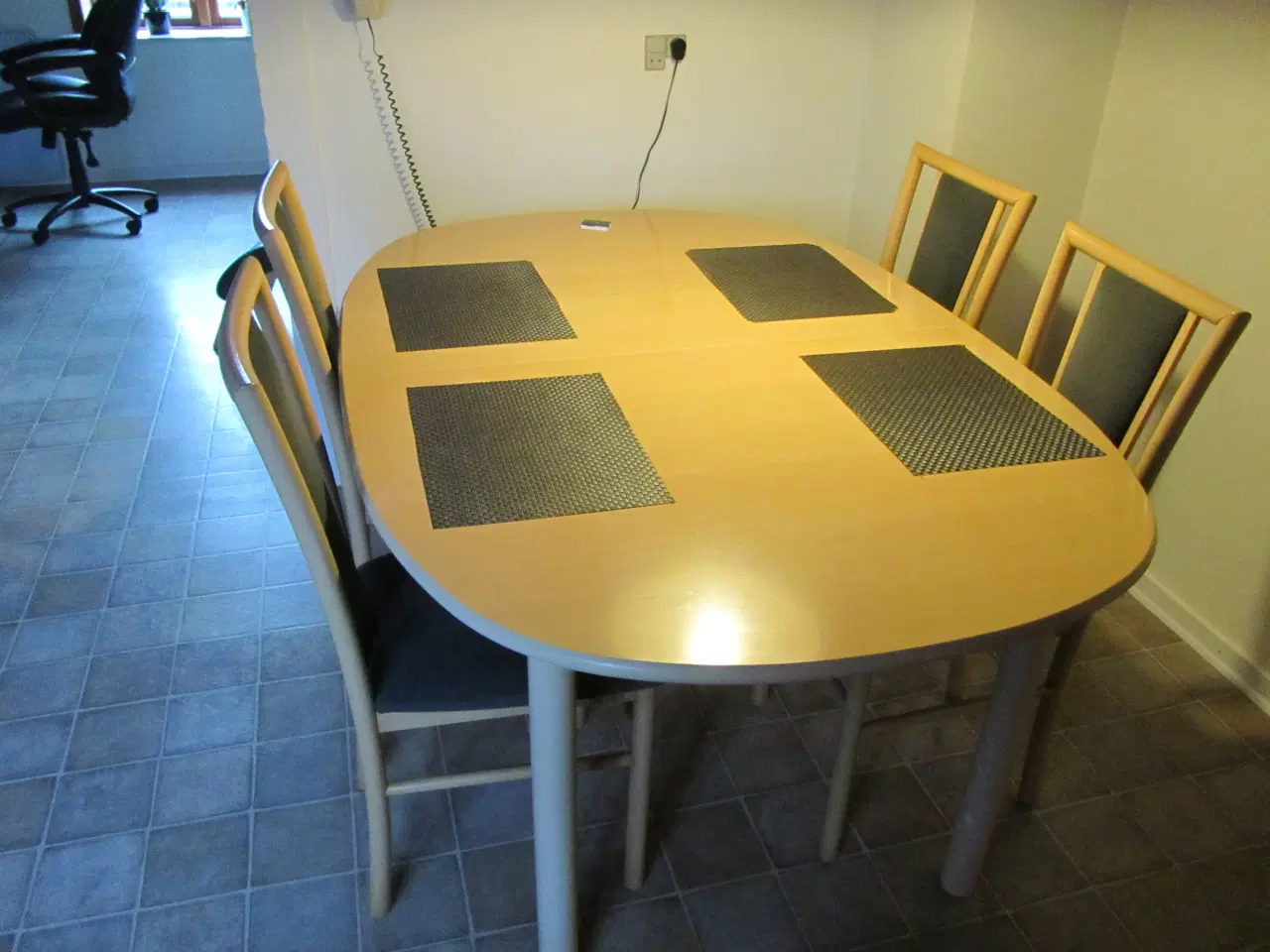 Billede 2 - Spisebord med stole.