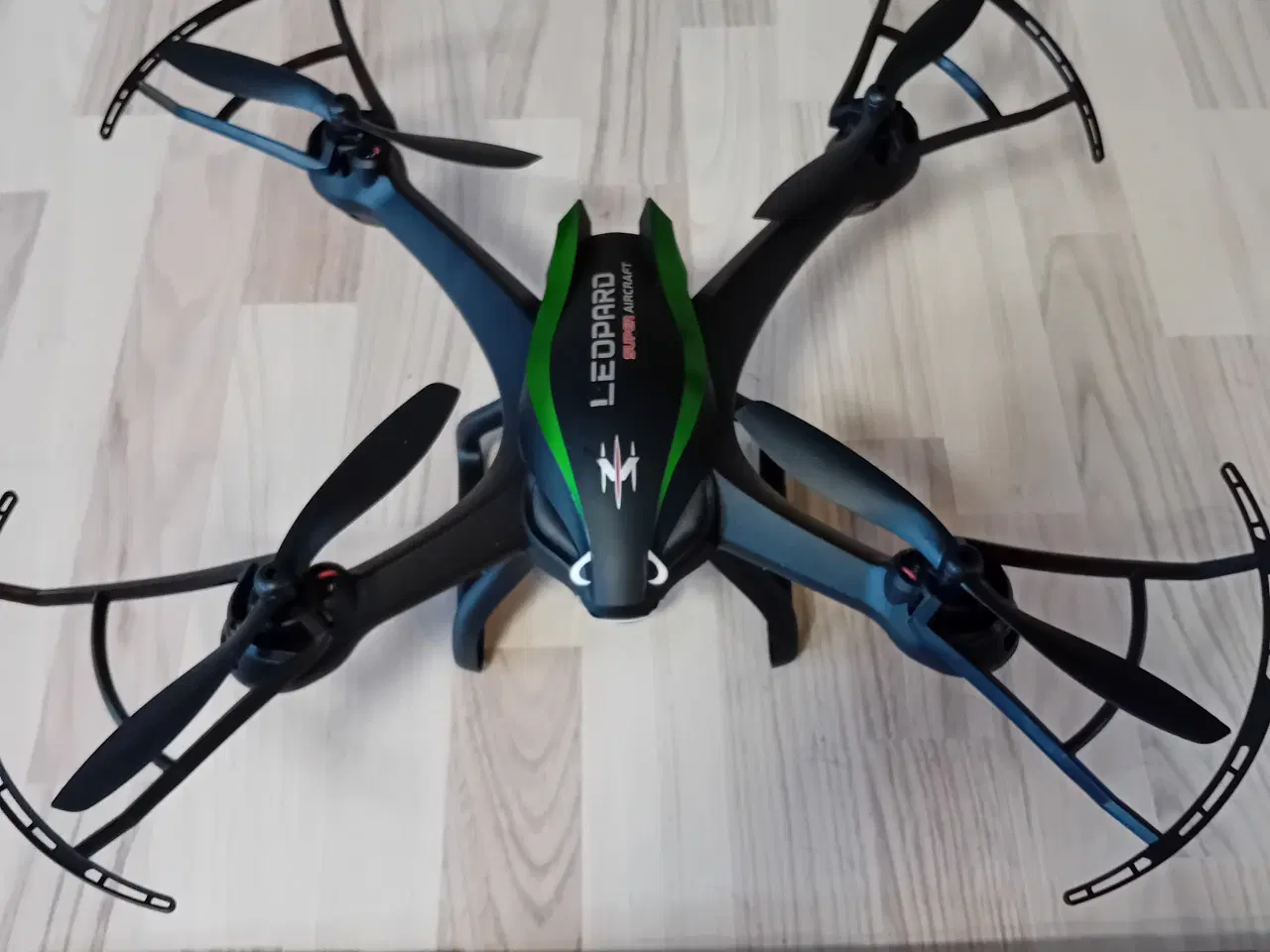 Billede 2 - Fjernstyret drone samt 4 mindre helicopter