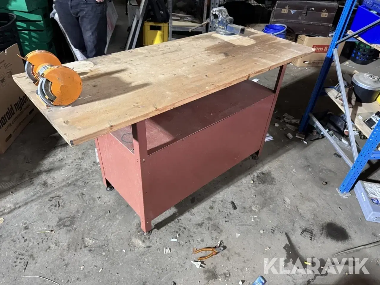 Billede 8 - Arbejdsbord med bænksliber og skruestik