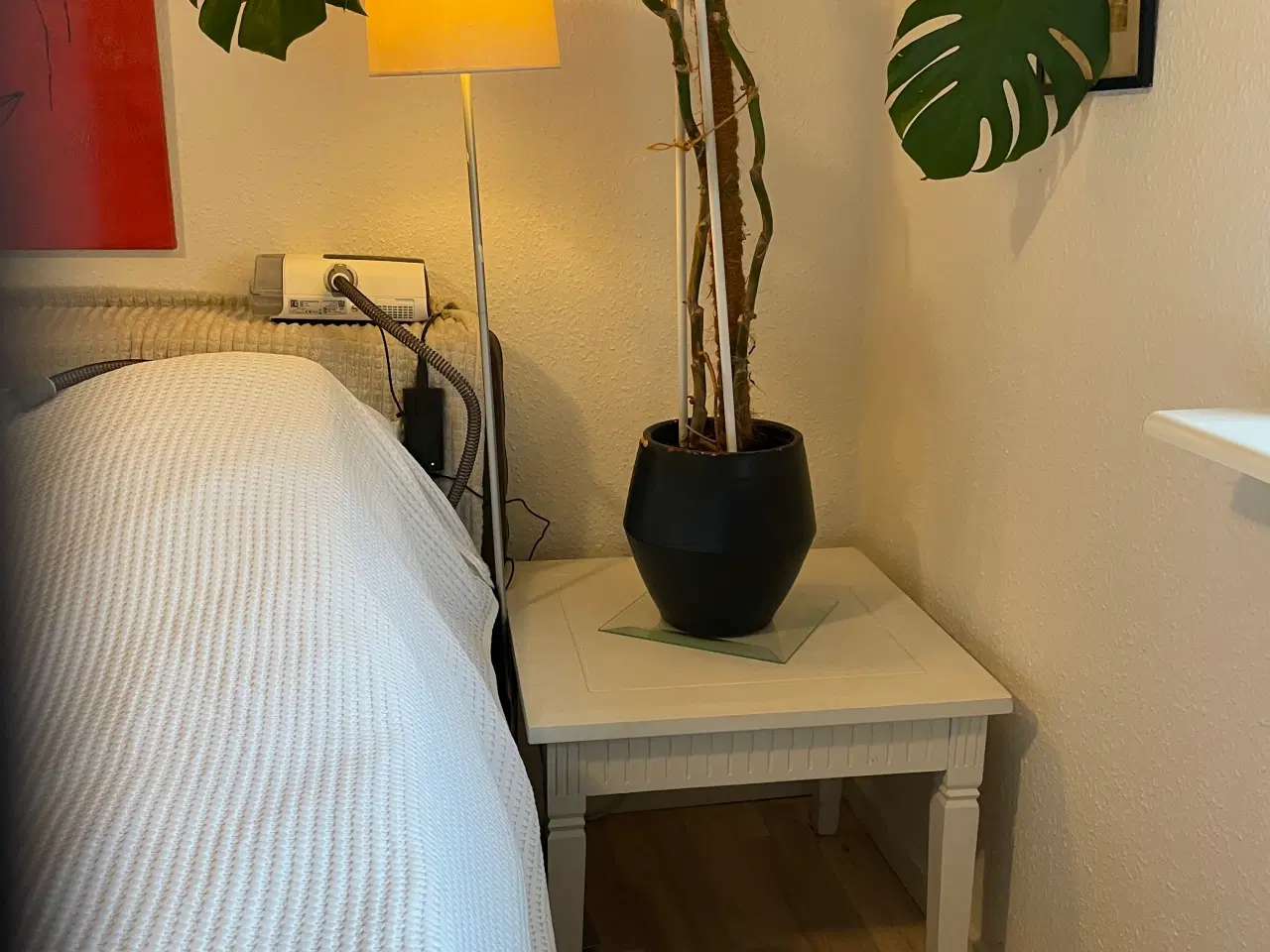 Billede 2 - Hvidmalet sofabord. Brugt til sengebord.