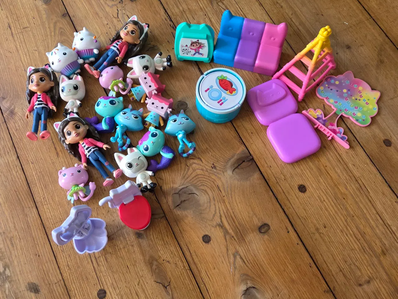 Billede 3 - Gabbys dukkehus med tilbehør 