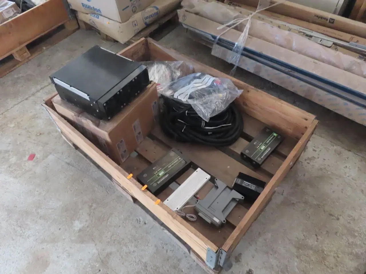 Billede 1 - Palle med diverse opladere, kabler mv.