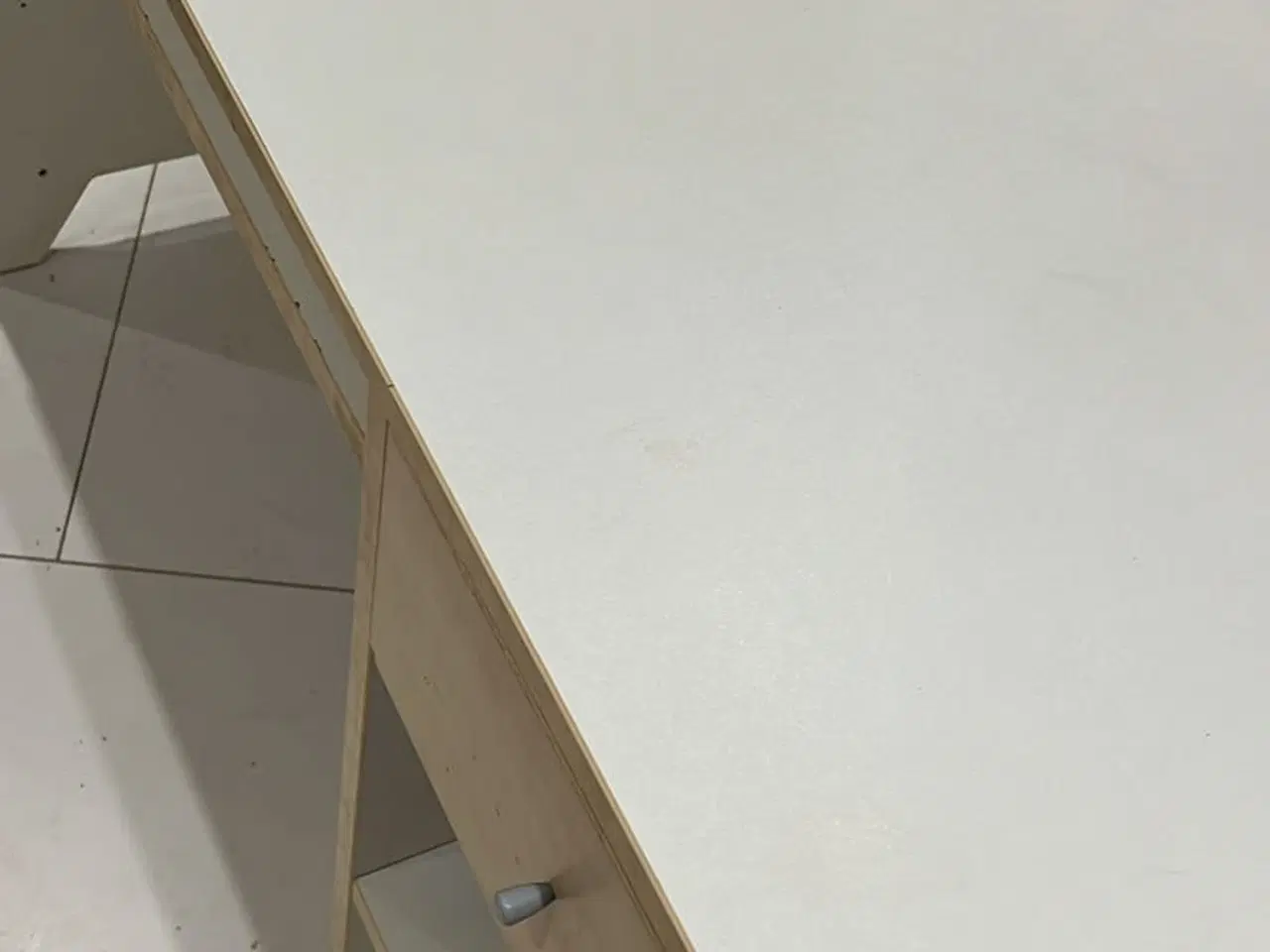 Billede 2 - Skrivebord/ hvid laminat og lyst træ