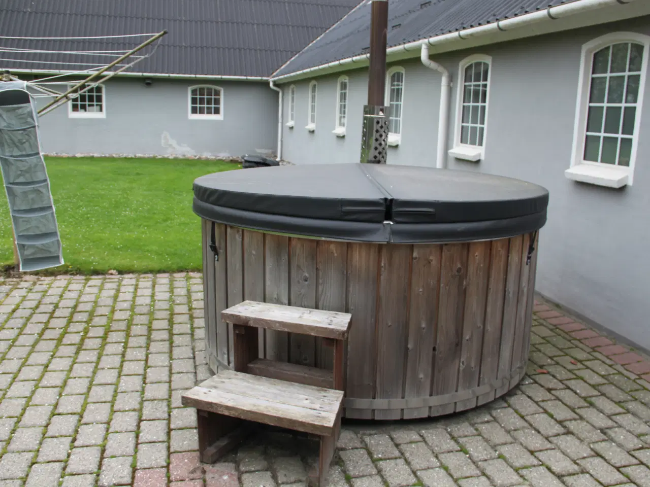 Billede 1 - Vildmarksbad med brændeovn sælges
