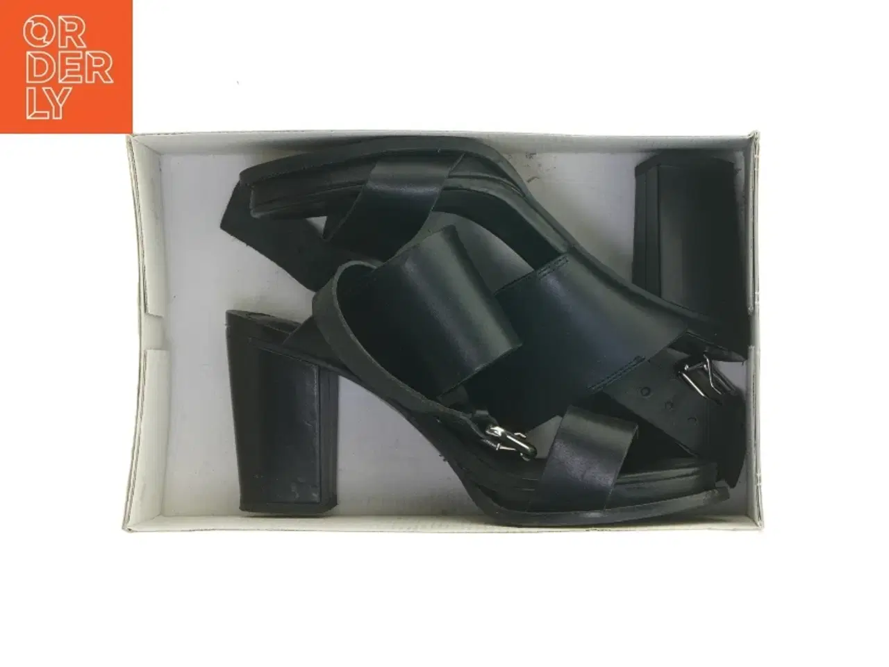 Billede 6 - Sort sandal med hæl (str. 39 cm)