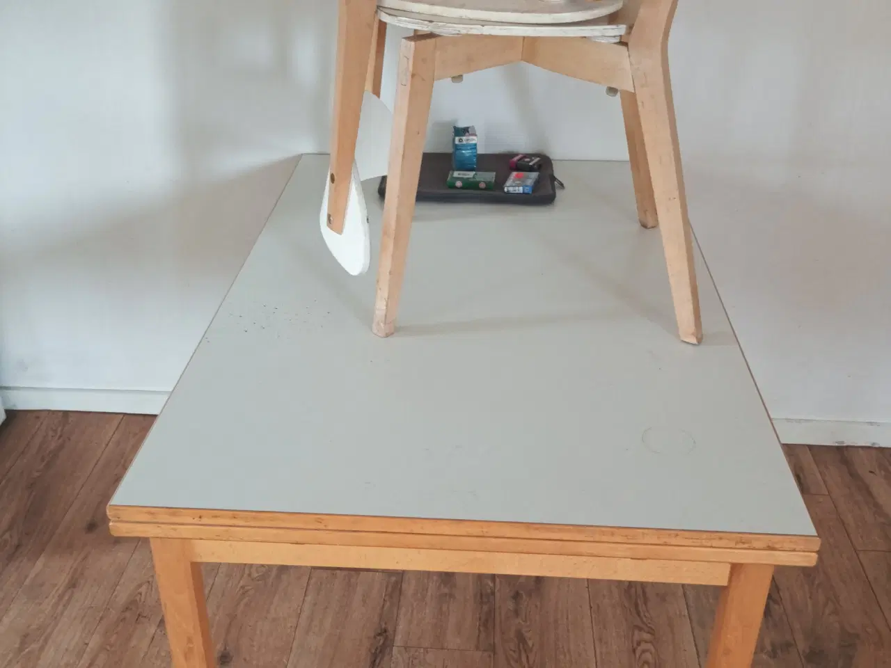 Billede 1 - Spisebord med plader 
