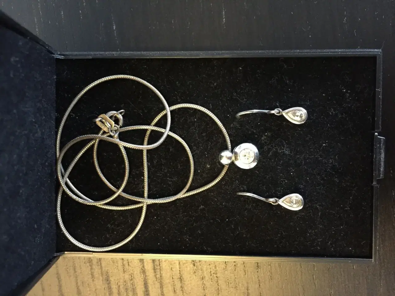 Billede 1 - Sølv halskæde og øreringe