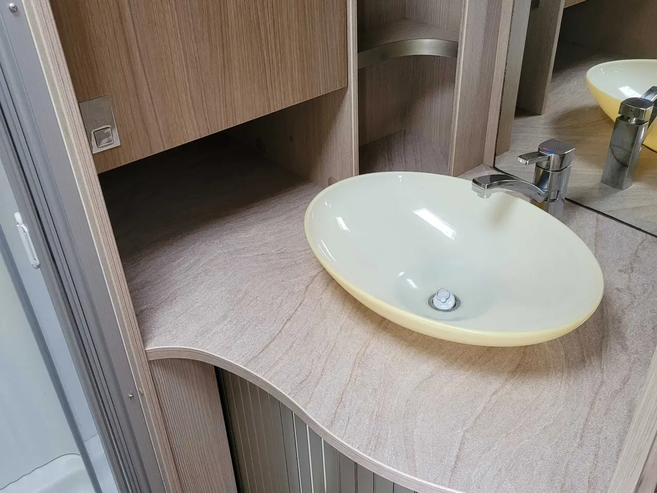 Billede 10 - 2013 Burstner 560 køjevogn..plads og godt design